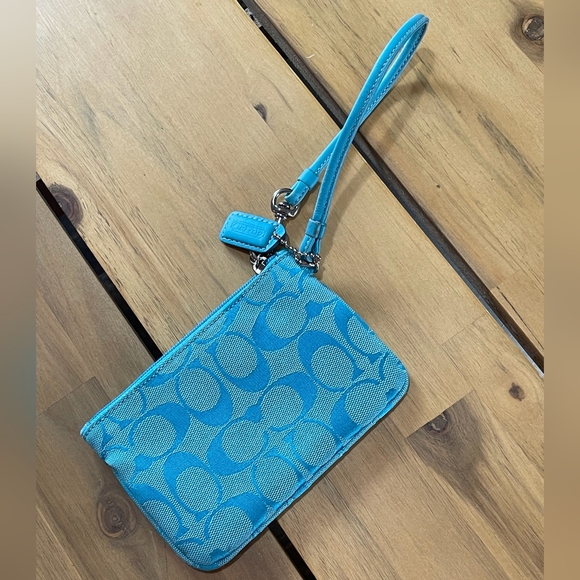 Coach Vintage Bright Blue Logo Wristlet With Keychain - Picture 2 of 4